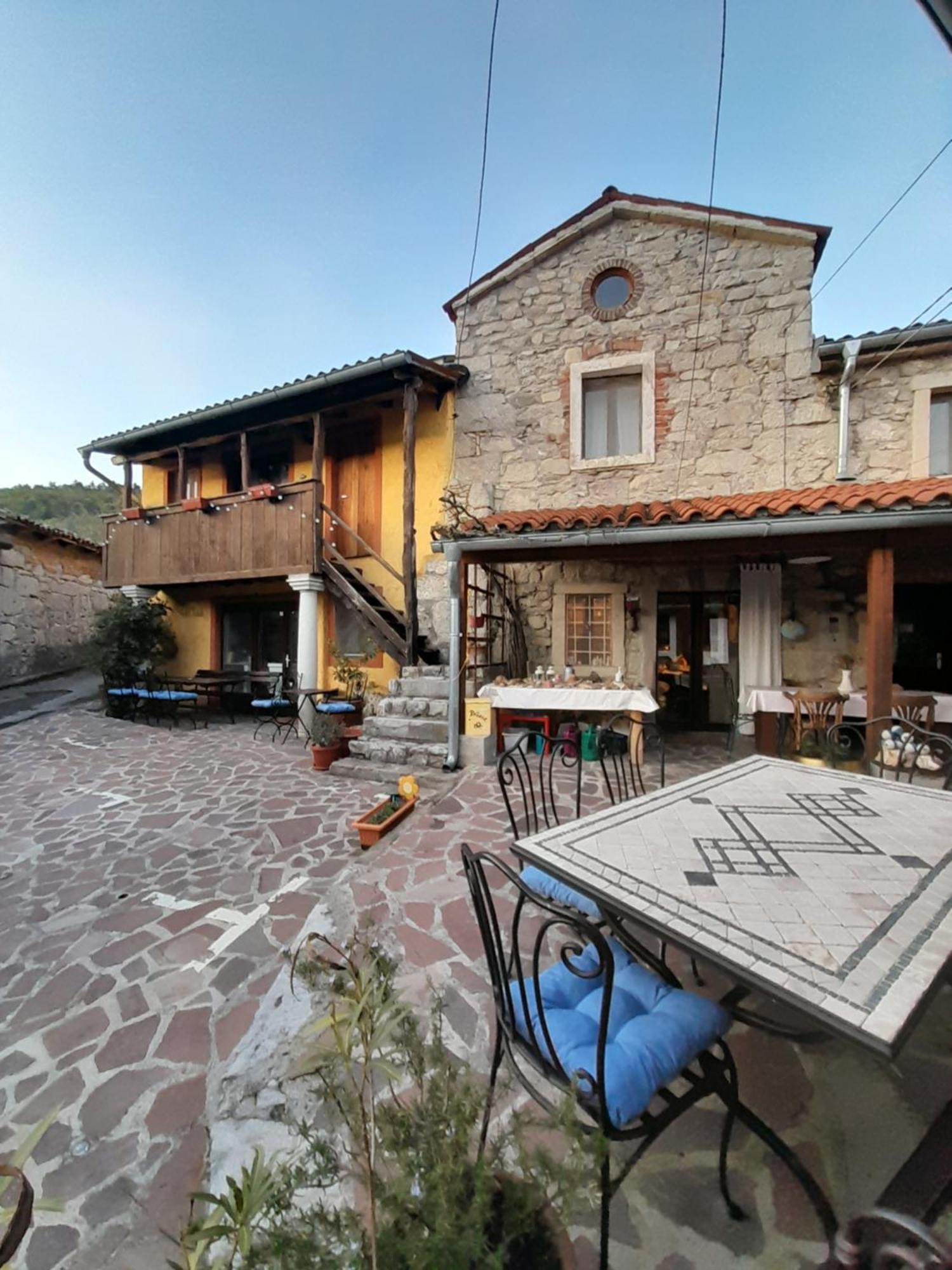 Hostel Xaxid Črni Kal Eksteriør billede