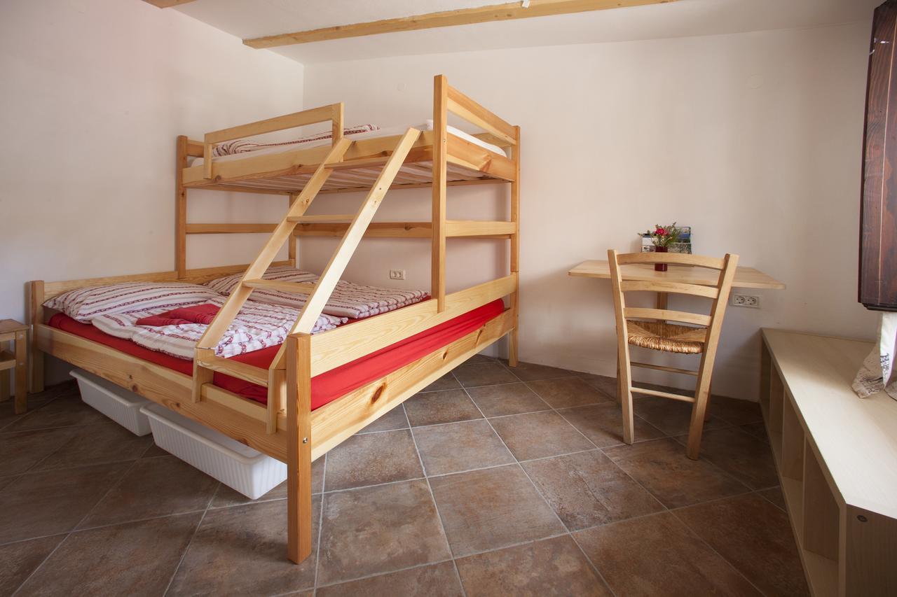 Hostel Xaxid Črni Kal Eksteriør billede