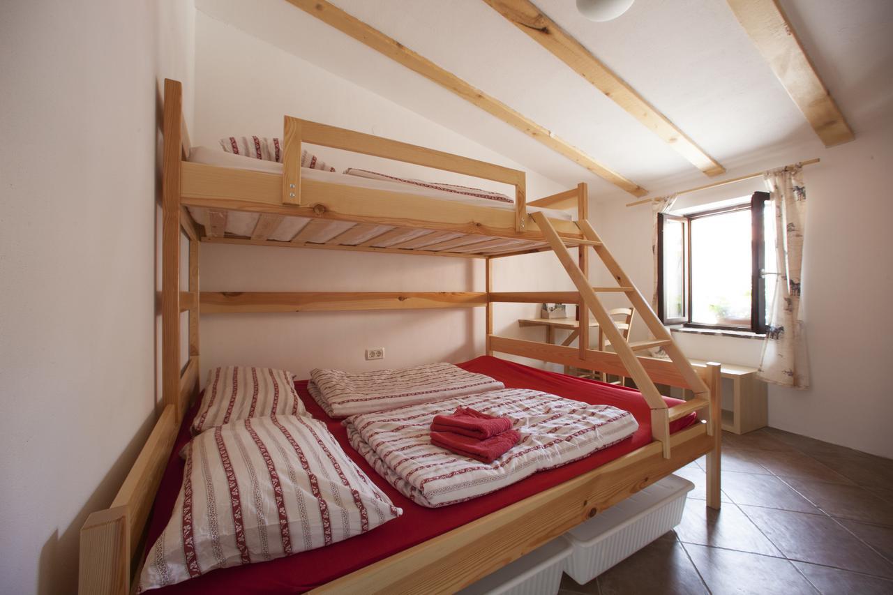 Hostel Xaxid Črni Kal Eksteriør billede