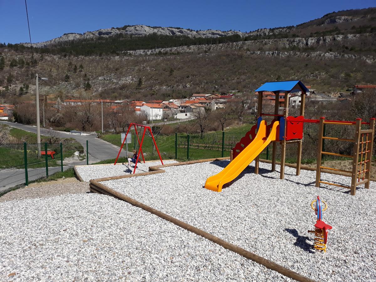 Hostel Xaxid Črni Kal Eksteriør billede
