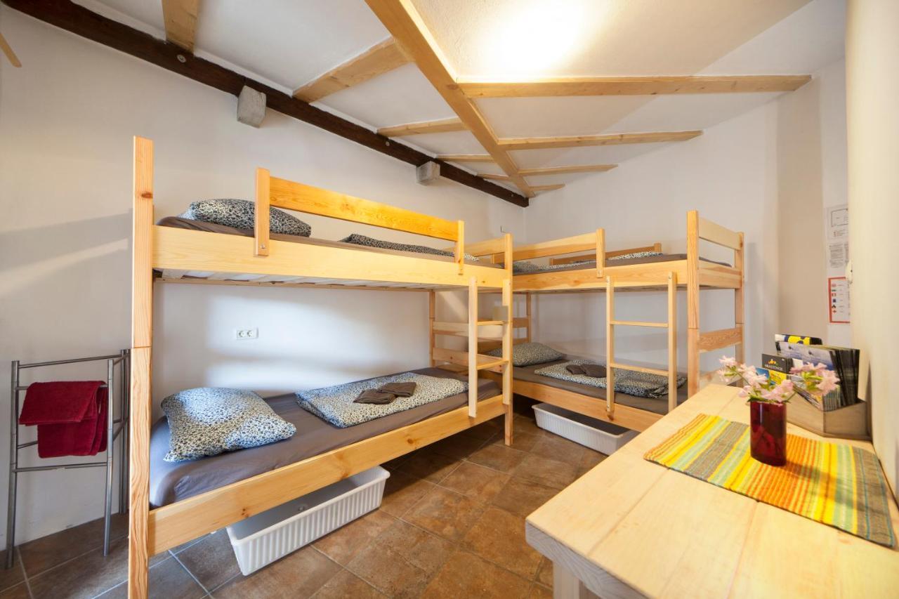 Hostel Xaxid Črni Kal Eksteriør billede